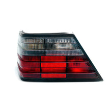 Görseli Galeri görüntüleyiciye yükleyin, Mercedes-Benz W124 Stop Lambası Sol 1248206164